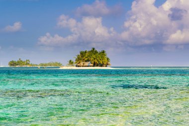 Panama 'nın siyasi özerk Guna bölgesindeki Karayipler' deki San Blas adasında güzel, ıssız bir sahil. Turkuaz tropikal deniz, Orta Amerika 'da önemli bir seyahat noktası.