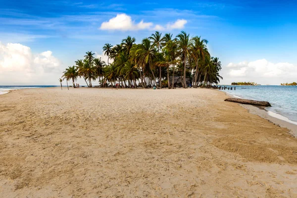 パナマの政治的に自律したグナの領土でカリブ海サンブラス島の美しい孤独なビーチ トルコ石熱帯海 中米のランドマーク旅行先 — ストック写真