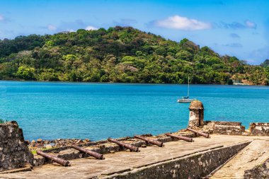 UNESCO Dünya Mirası San Jeronimo Kalesi, Panama 'nın Portobelo kentindeki 17. yüzyıl askeri takviyelerinin muazzam bir örneğidir..