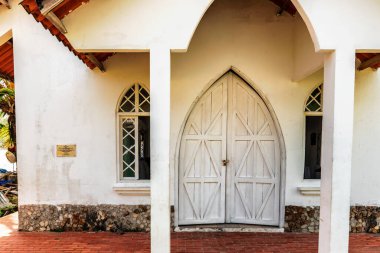 Portobelo, Panama yakınlarındaki Isla Grande 'de bulunan Iglesia Virgen del Carmen adlı Katolik Kilisesine bakın..