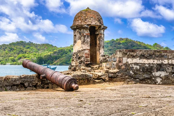 UNESCO Dünya Mirası San Jeronimo Kalesi, Panama 'nın Portobelo kentindeki 17. yüzyıl askeri takviyelerinin muazzam bir örneğidir..