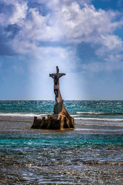 Portobelo Isla Grande 2020年2月29日 黒いキリストの像をご覧ください パナマのポルトベロ近くのビッグアイランドやアイラ グランデ沖の波から上昇します — ストック写真