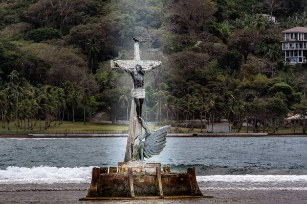 Statue Black Christ Rises Surf Shore Big Island Isla Grande — Stock Photo, Image