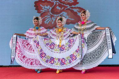Las Tablas, Panama - 11 Ocak 2020: Las Tablas, Panama 'daki' Desfile De Las Mill Polleras 'olarak bilinen 1000 Polleras geçidinde poz veren kızlar.
