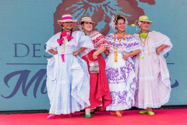 Las Tablas, Panama - 11 Ocak 2020: Las Tablas, Panama 'daki' Desfile De Las Mill Polleras 'olarak bilinen 1000 Polleras geçidinde poz veren kızlar.