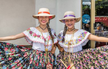 Las Tablas, Panama - 11 Ocak 2020: Las Tablas, Panama 'daki' Desfile De Las Mill Polleras 'olarak bilinen 1000 Polleras geçidinde poz veren kızlar.