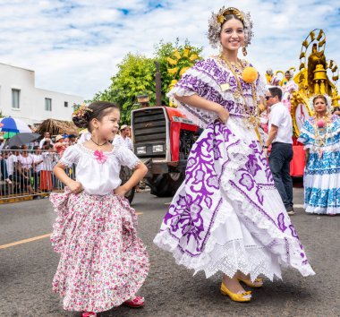 Las Tablas, Panama - 11 Ocak 2020: Las Tablas, Panama 'daki' Desfile De Las Mill Polleras 'olarak bilinen 1000 Polleras geçidinde poz veren kızlar.