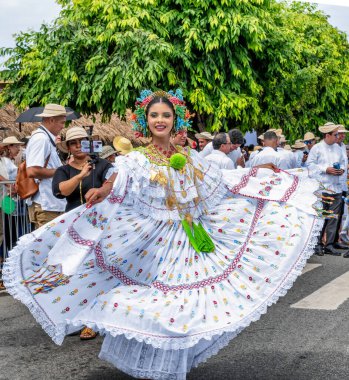 Las Tablas, Panama - 11 Ocak 2020: Las Tablas, Panama 'daki' Desfile De Las Mill Polleras 'olarak bilinen 1000 Polleras Geçidi' nde poz veren kız.