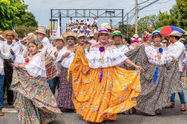 Las Tablas, Panama - 11 Ocak 2020: Las Tablas, Panama 'daki' Desfile De Las Mill Polleras 'olarak bilinen 1000 Polleras geçidinde poz veren kızlar.