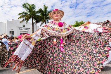 Las Tablas, Panama - 11 Ocak 2020: Las Tablas, Panama 'daki' Desfile De Las Mill Polleras 'olarak bilinen 1000 Polleras Geçidi' nde poz veren kız.