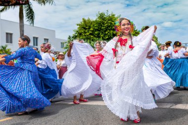 Las Tablas, Panama - 11 Ocak 2020: Las Tablas, Panama 'daki' Desfile De Las Mill Polleras 'olarak bilinen 1000 Polleras geçidinde poz veren kızlar.