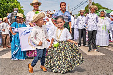 Las Tablas, Panama - 11 Ocak 2020: Las Tablas, Panama 'daki' Desfile De Las Mill Polleras 'olarak bilinen 1000 Polleras Geçidi' nde poz veren genç kız.