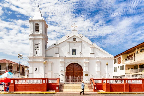 巴拿马拉斯塔布拉斯 2020年1月11日 巴拿马拉斯塔布拉斯圣利布拉达教堂立面景观 — 图库照片