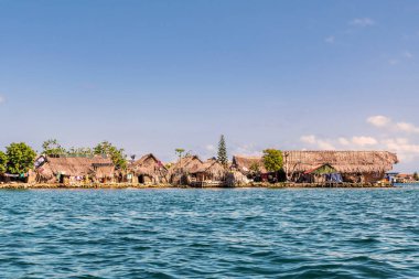 San Blas, Panama - 25 Şubat 2020: Panama 'nın siyasi özerk Guna bölgesinde Guna yerlileri kulübeleri.