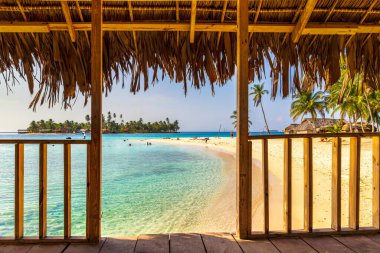 San Blas Adası, Panama - 26 Şubat 2020: İnsanlar Panama 'nın siyasi özerk Guna bölgesindeki Karayip San Blas adasında güzel plajlarda dinleniyor. Orta Amerika 'da tarihi bir seyahat noktası..