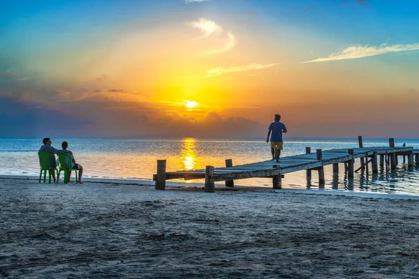 サンブラス島 パナマ 2020年2月26日 人々は政治的に自律したパナマのグナ領土でカリブ海サンブラス島の美しい夕日を見て 中米のランドマーク的な旅行先です — ストック写真