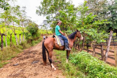 Cerro Canajagua, Azuero, Panama - 22 Aralık 2019: Panam, Panama 'daki Azuero Yarımadası' nda bulunan Cerro Canajagua Ulusal Parkı 'nda at üzerindeki anian adam.
