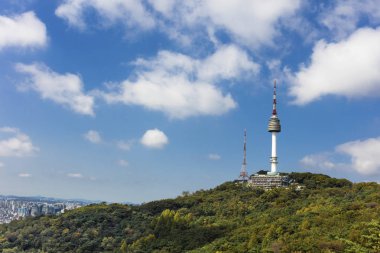 Seul Kulesi Namsan Dağı'nda yer alan mavi gökyüzü beyaz bulutlar Seoul, Güney Kore.