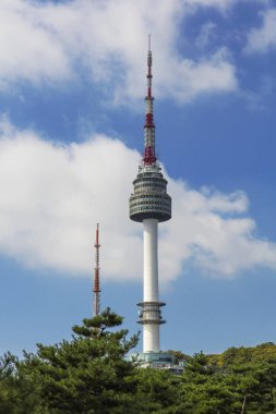 Mavi gökyüzü ve beyaz bulutlar Seoul, Güney Kore Seul Kulesi.