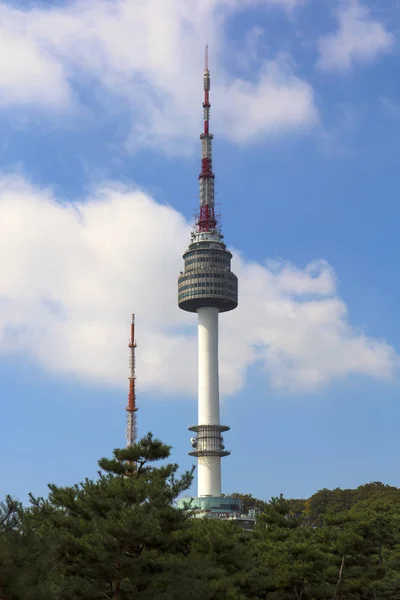 Tour Séoul Situé Sur Montagne Namsan Avec Ciel Bleu Nuages Photo De Stock