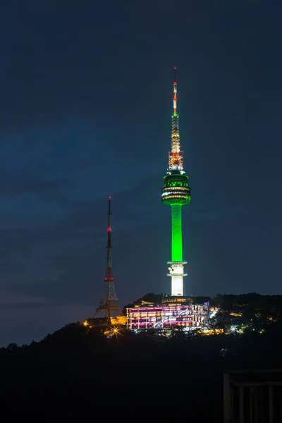 Сеульская Башня Ночью Расположена Горе Намсан Сеуле Южная Корея — стоковое фото