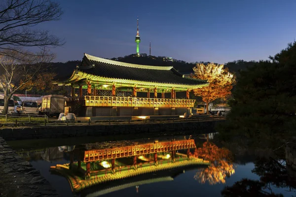 Arquitectura Tradicional Estilo Coreano Namsangol Hanok Village Con Torre Seúl — Foto de Stock