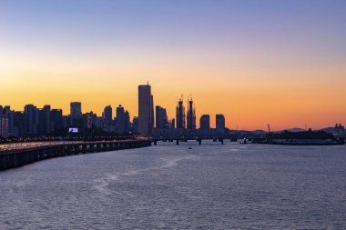 Günbatımı Seoul şehir manzarası ve Han Nehri Seul Güney Kore 