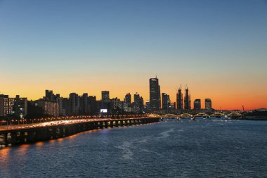 Günbatımı Seoul şehir manzarası ve Han Nehri Seul Güney Kore 