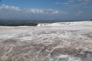 Pamukkale 'deki travertin havuzları ve terasları, hindi.