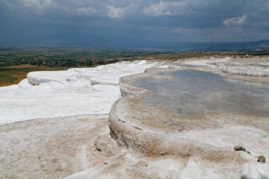 Pamukkale 'deki travertin havuzları ve terasları, hindi.