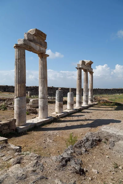 Ruins of ancient city of Hierapolis. Pamukkale. Turkey. — Stock Photo, Image