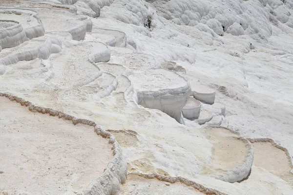 Travertijn zwembaden en terrassen in Pamukkale, Turkije. — Stockfoto