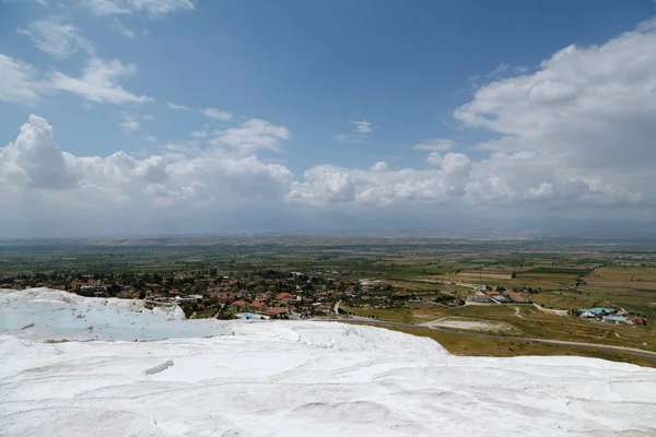 Travertijn zwembaden en terrassen in Pamukkale, Turkije. — Stockfoto