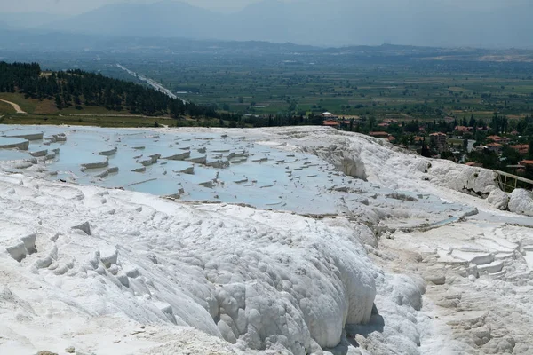 Travertijn zwembaden en terrassen in Pamukkale, Turkije. — Stockfoto