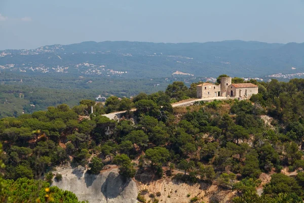 Cappella e torre di Santa Barbara. Costa Brava, Catalogna, Spagna . — Foto Stock