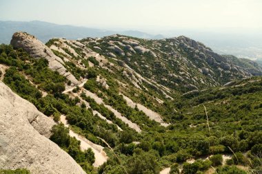 Bir güzel yaz günü, Catalonia, İspanya dağlarda Montserrat görünümünü