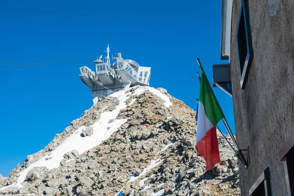 Estación de teleférico Punta Helbronner en el cielo azul con bandera italiana Imágenes de stock libres de derechos