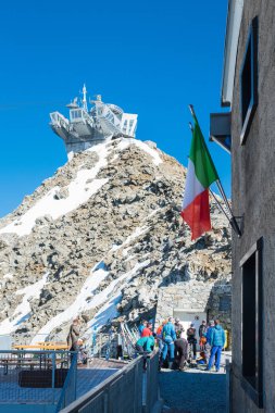 İtalyan bayrağı ile mavi gökyüzünde Cableway istasyonu Punta Helbronner