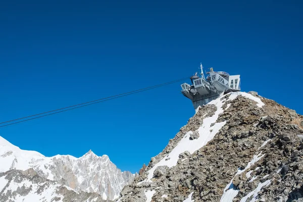 Station de téléphérique Punta Helbronner dans le ciel bleu Photo De Stock