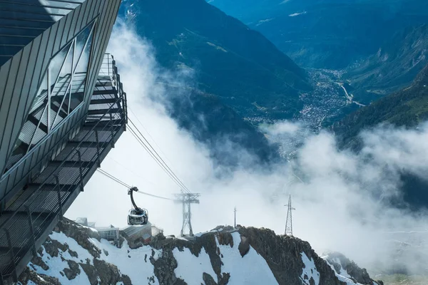 El teleférico está corriendo sobre las nubes Fotos de stock libres de derechos