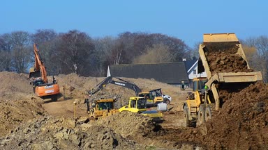 Ystad, İsveç, 20 Nisan 2018 inşaat alanında Ekskavatör