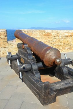 Alghero promenade, Sassari eyaletinin, Sardunya, İtalya tarafından antik savaş topu