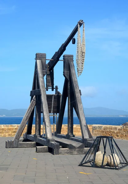 Alghero promenade, Sassari eyaletinin, Sardunya, İtalya tarafından antika mancınık
