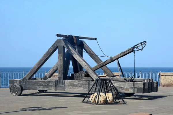 Alghero promenade, Sassari eyaletinin, Sardunya, İtalya tarafından antika mancınık