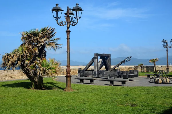 Alghero promenade, Sassari eyaletinin, Sardunya, İtalya tarafından antika mancınık