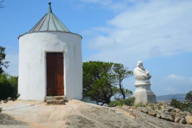 Nöbetçi kulübesi ve büstü Giuseppe Garibaldi Caprera Adası, Sardunya, İtalya'nın mezarı