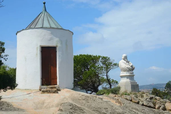 Nöbetçi kulübesi ve büstü Giuseppe Garibaldi Caprera Adası, Sardunya, İtalya'nın mezarı