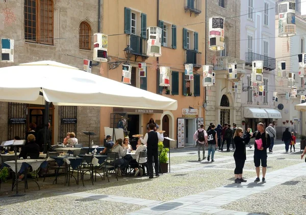 Doğum Via Civica Alghero eski şehir, Sardunya, İtalya, 6 Mayıs 2018 sokak Restoran