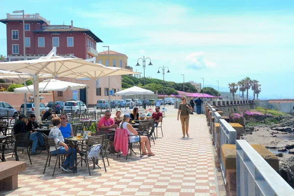 Alghero eski şehir, Sardunya, İtalya, 11 Mayıs 2018 sahil alanının restoranda