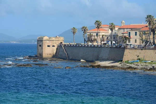 Tarihi savunma duvarının deniz Alghero'da, Sardunya, İtalya